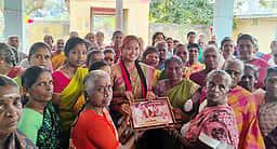 ஆரணி திமுக வேட்பாளா் பெண்களிடம் வாக்கு சேகரிப்பு