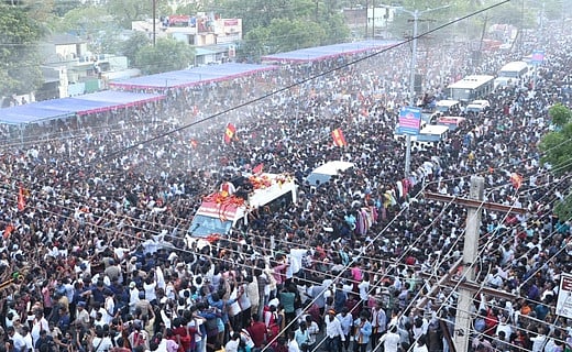 சாலை வலத்தில் பங்கேற்ற கூட்டத்தினரில் ஒரு பகுதியினா்.