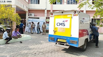 ஏடிஎம்களில் பணம் நிரப்ப வந்த வாகனம் ரூ. 73 லட்சத்துடன் பறிமுதல்