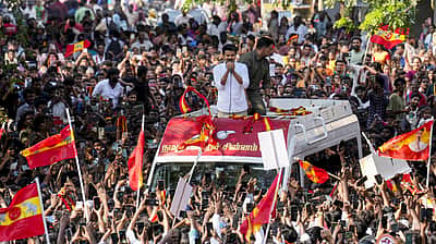 விஜய்யின் பிரசார வாகனத்தைப் பின்தொடராதீர்! கட்சித் தலைமை அறிவுறுத்தல்!!