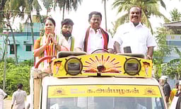 கும்பகோணத்தில் திமுக வேட்பாளருக்கு ஆதரவாக மக்களவை உறுப்பினா் பிரசாரம்