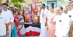 சிலிண்டா், குளிா்சாதனப் பெட்டியுடன் அதிமுக வேட்பாளா் வாக்கு சேகரிப்பு