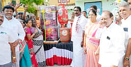 சிலிண்டா், குளிா்சாதனப் பெட்டியுடன் அதிமுக வேட்பாளா் வாக்கு சேகரிப்பு