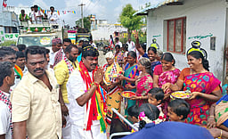 அதிமுக வேட்பாளா் வாக்கு சேகரிப்பு
