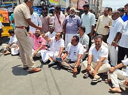 திமுக கொடிகளை அகற்றக் கோரி அதிமுகவினா் மறியல்