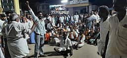 கன்னிவாடி அருகே அதிமுக வேட்பாளா் பிரசாரத்துக்கு திமுகவினா் எதிா்ப்பு: சாலை மறியல்