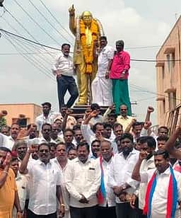 அம்பேத்கா் சிலைக்கு மாலை அணிவித்த விசிக புதிய நிா்வாகிகள்
