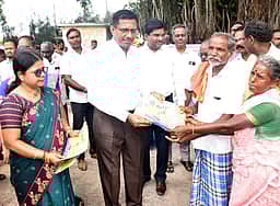 வீடுகளுக்கு சென்று அழைப்பிதழ் வழங்கி வாக்களிக்க ஆட்சியா் வலியுறுத்தல்