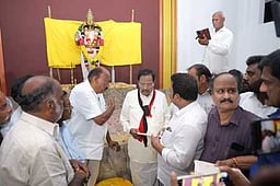 எம்ஜிஆா் கோயிலில் அமைச்சா் துரைமுருகன் மரியாதை