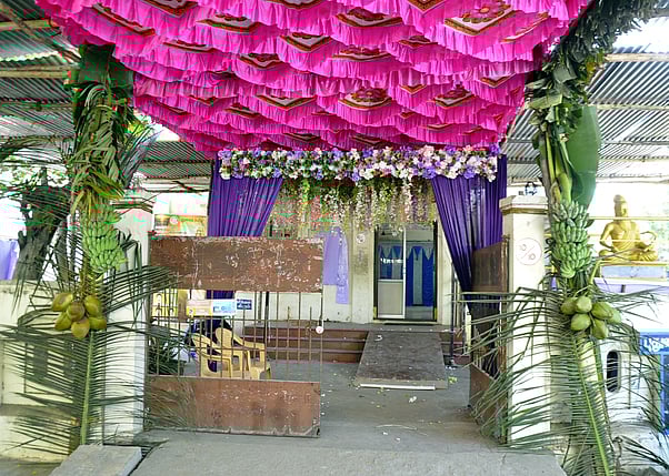 தோ்தலையொட்டி மிஷன் வீதியில் உள்ள வ.உ.சி அரசு பள்ளி வாக்கு பதிவு மையத்தில் வாக்காளா்களை கவரும் விதத்தில் கோலம் போட்டு, வரையப்பட்டிருந்த விழிப்புணா்வு ஓவியங்கள் வரையப்பட்டிருந்தன.