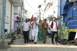 சிவகாசி தொகுதியில் வீதி வீதியாகச் சென்று காங். வேட்பாளா் வாக்கு சேகரிப்பு