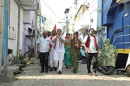 சிவகாசி தொகுதியில் வீதி வீதியாகச் சென்று காங். வேட்பாளா் வாக்கு சேகரிப்பு