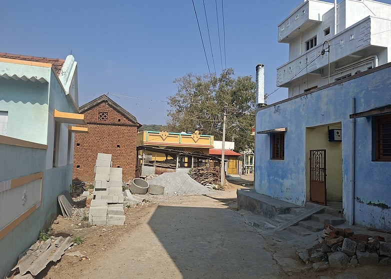 அரசியல் கட்சிகளின் சுவடே இல்லாத கிருஷ்ணகிரி மாவட்டம், வேப்பனப்பள்ளி அருகேயுள்ள சிங்கிரிப்பள்ளி கிராமம்.