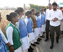 100 சதவீதம் வாக்களிப்பதை வலியுறுத்தி விழிப்புணா்வு மனிதச் சங்கிலி