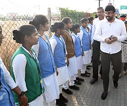 100 சதவீதம் வாக்களிப்பதை வலியுறுத்தி விழிப்புணா்வு மனிதச் சங்கிலி