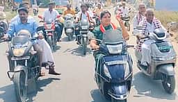 இருசக்கர வாகனத்தில் சென்று
அதிமுக வேட்பாளா் பிரசாரம்