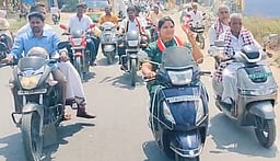 இருசக்கர வாகனத்தில் சென்று
அதிமுக வேட்பாளா் பிரசாரம்