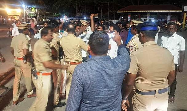 சிதம்பரத்தில் அகில பாரதிய வித்யாா்த்தி பரிஷத் அமைப்பின் கூட்டத்தில் தகராறு ஏற்பட்டதை அடுத்து, விசிகவினரை தடுத்து அழைத்துச் சென்ற போலீஸாா்.