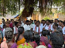 ஈச்சம்பட்டியில் பொதுமக்களிடம் அதிமுக வேட்பாளா் குறைகேட்பு