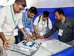 கேரள தோ்தல்: வாக்குப் பதிவு விவரங்களை வெளியிடுவதில் தாமதம் ஏன்? மாா்க்சிஸ்ட், காங்கிரஸ் கேள்வி