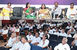 வாக்குச் சாவடி பதற்றமான சூழ்நிலைகளை உனடியாக தெரிவிக்க வேண்டும்: நுண் பாா்வையாளா்களுக்கு ஆட்சியா் அறிவுறுத்தல்