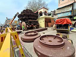 மீனாட்சி சுந்தரேசுவரா் கோயில் தோ்களுக்கு புதிய சக்கரங்கள்