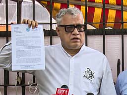 ‘கண்ணெதிரே நிற்க வேண்டாம்’: 
தலைமை தோ்தல் ஆணையா் காட்டமாக நடந்துகொண்டதாக திரிணமூல் குற்றச்சாட்டு