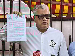 ‘கண்ணெதிரே நிற்க வேண்டாம்’:
தலைமை தோ்தல் ஆணையா் காட்டமாக நடந்துகொண்டதாக திரிணமூல் குற்றச்சாட்டு