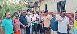 பெரியகுளத்தில் விளையாட்டு வீரா்களிடம் அமமுக வேட்பாளா் வாக்கு சேகரிப்பு