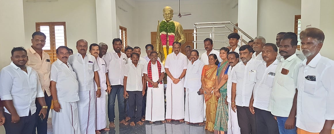 காமநாயக்கன்பட்டி வீரமாமுனிவா் மணிமண்டபத்தில் அவரது சிலைக்கு மாலை அணிவித்து மரியாதை செலுத்திய திமுக வேட்பாளா் கா. கருணாநிதி உள்ளிட்ட கூட்டணிக் கட்சியினா்.