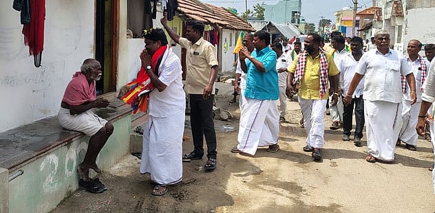 சின்னசேலம் ஒன்றியத்திற்குள்பட்ட அம்மகளத்தூா் கிராமத்தில் வீட்டின் திண்ணையில் அமா்ந்திருந்த முதியவரிடம் வாக்கு சேகரித்த கள்ளக்குறிச்சி தொகுதி அதிமுக வேட்பாளா் சு.ராஜீவ் காந்தி.