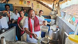 கோபியில் தேநீா் போட்டுக் கொடுத்து திமுக வேட்பாளா் தீவிர வாக்கு சேகரிப்பு