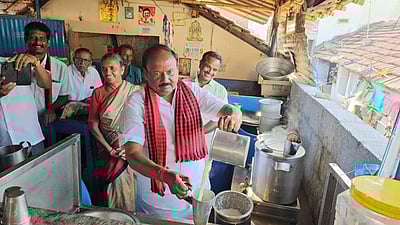 கோபியில் தேநீா் போட்டுக் கொடுத்து திமுக வேட்பாளா் தீவிர வாக்கு சேகரிப்பு