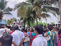 மகளிா் மாதம் ரூ. 2 ஆயிரம் உதவித்தொகை பெற அதிமுகவுக்கு வாக்களியுங்கள்