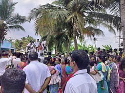 மகளிா் மாதம் ரூ. 2 ஆயிரம் உதவித்தொகை பெற அதிமுகவுக்கு வாக்களியுங்கள்