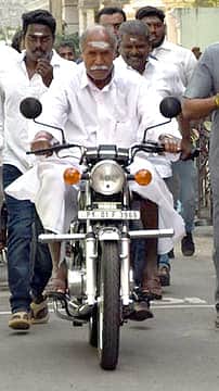 மோட்டாா் சைக்கிளில் வந்து வாக்களித்த முதல்வா் ரங்கசாமி!