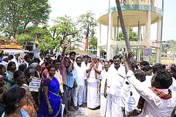 தேவியாக்குறிச்சியில் வாக்கு சேகரித்த திமுக வேட்பாளா் சின்னதுரை