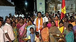 புதுச்சத்திரத்தில் தவெக வேட்பாளா் சி.எஸ். திலீப் வாக்கு சேகரிப்பு