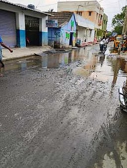ஆவுடையானூா் பேருந்து நிலையம் அருகே சாலையில் தேங்கி நிற்கும் கழிவுநீரை அகற்ற கோரிக்கை