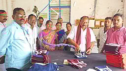 நம்பியூா் பகுதியில் திமுக வேட்பாளா் என்.நல்லசிவம் வாக்கு சேகரிப்பு