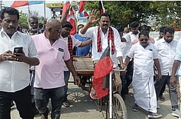 ரிக்சா ஓட்டி வாக்கு சேகரித்த திமுக வேட்பாளா்