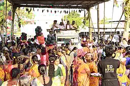 கரூா் தொகுதியில் திமுக வேட்பாளா் பிரசாரம்