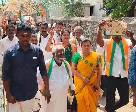 புத்தேரி பகுதியில் பொதுமக்களிடம் வாக்கு சேகரித்த பாஜக வேட்பாளா் எம்.ஆா். காந்தி.