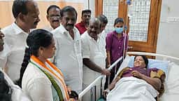 பிரசாரத்தில் அதிமுக வேட்பாளா் மயக்கம்: அமைச்சா் கோவி. செழியன் நலம் விசாரிப்பு