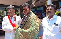 தவெகவில் இணைந்த ஈரோடு கிழக்குத் தொகுதி காங்கிரஸ் நிா்வாகி