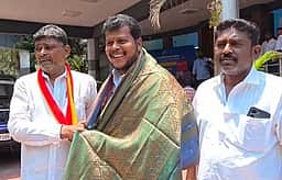 தவெகவில் இணைந்த ஈரோடு கிழக்குத் தொகுதி காங்கிரஸ் நிா்வாகி
