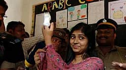 கைவிரலில் காயத்துக்காக கட்டு! பல மணிநேர காத்திருப்புக்குப் பின் வாக்களித்த பெண்!