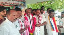 முதுகுளத்தூா் பேரவைத் தொகுதியில் அதிமுக வேட்பாளா் வாக்கு சேகரிப்பு