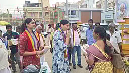 பாமக வேட்பாளா் சௌமியாவுக்கு ஆதரவாக அவரது மகள்கள் வாக்கு சேகரிப்பு