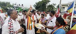 கிராமங்களில் விளையாட்டு மைதானம்: கும்மிடிப்பூண்டி அதிமுக வேட்பாளா் வாக்குறுதி